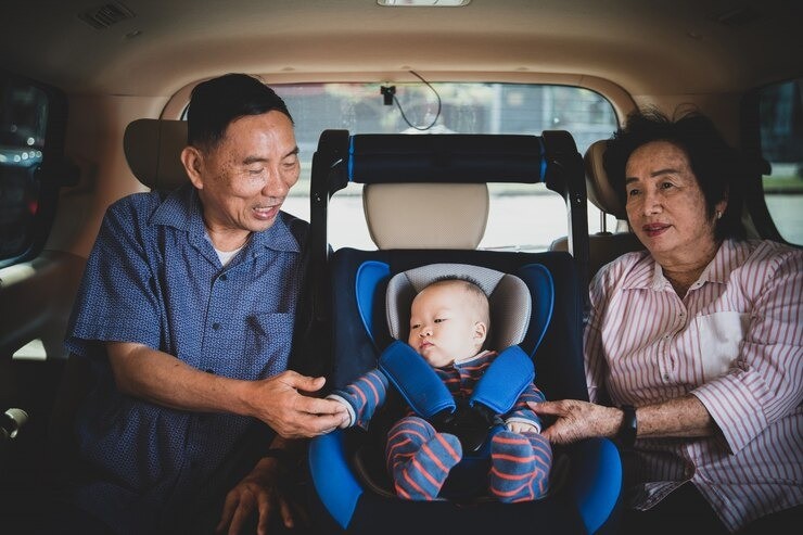 bayi naik motor, bahaya motor untuk bayi, tips aman bawa bayi, transportasi bayi, keselamatan bayi saat bepergian, usia aman bayi bepergian, motor dan bayi newborn, ibu muda dan MPASI, keselamatan bayi motor, edukasi keselamatan bayi